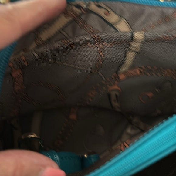 Adorable turquoise patent handbag with 2 compartments divided by zipper section. - Picture 4 of 7